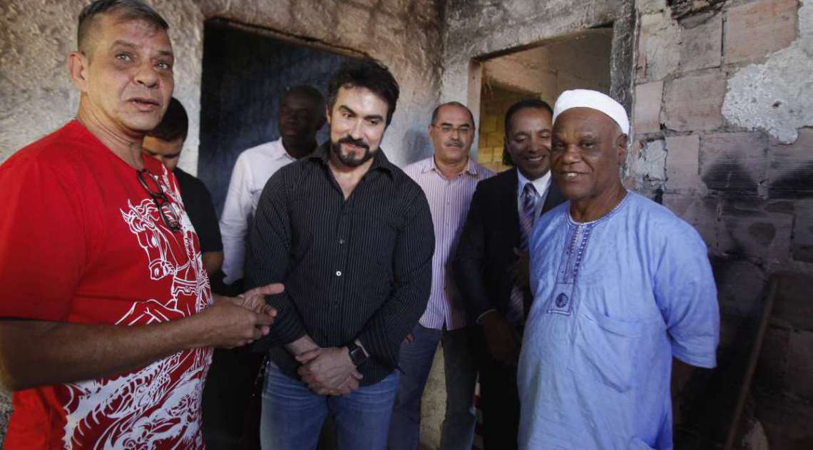 Apos um café da manhã reunidos em uma casa na Barra da Tijuca com representantes de vários seguimentos religiosos, Padre Fábio de Melo pede desculpas pelo comentário nas redes sociais zombando da religião Afro descendente, depois acompanhado do Ivani dos Santos visitou um centro que foi depredado em Cabuçú Nova Iguaçu e conversou com o dono do Terreiro  Sergio Malafaia  D´Ogum