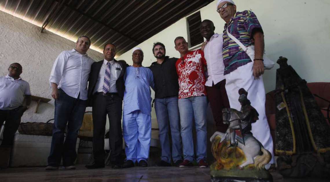 Apos um café da manhã reunidos em uma casa na Barra da Tijuca com representantes de vários seguimentos religiosos, Padre Fábio de Melo pede desculpas pelo comentário nas redes sociais zombando da religião Afro descendente, depois acompanhado do Ivani dos Santos visitou um centro que foi depredado em Cabuçú Nova Iguaçu e conversou com o dono do Terreiro  Sergio Malafaia  D´Ogum