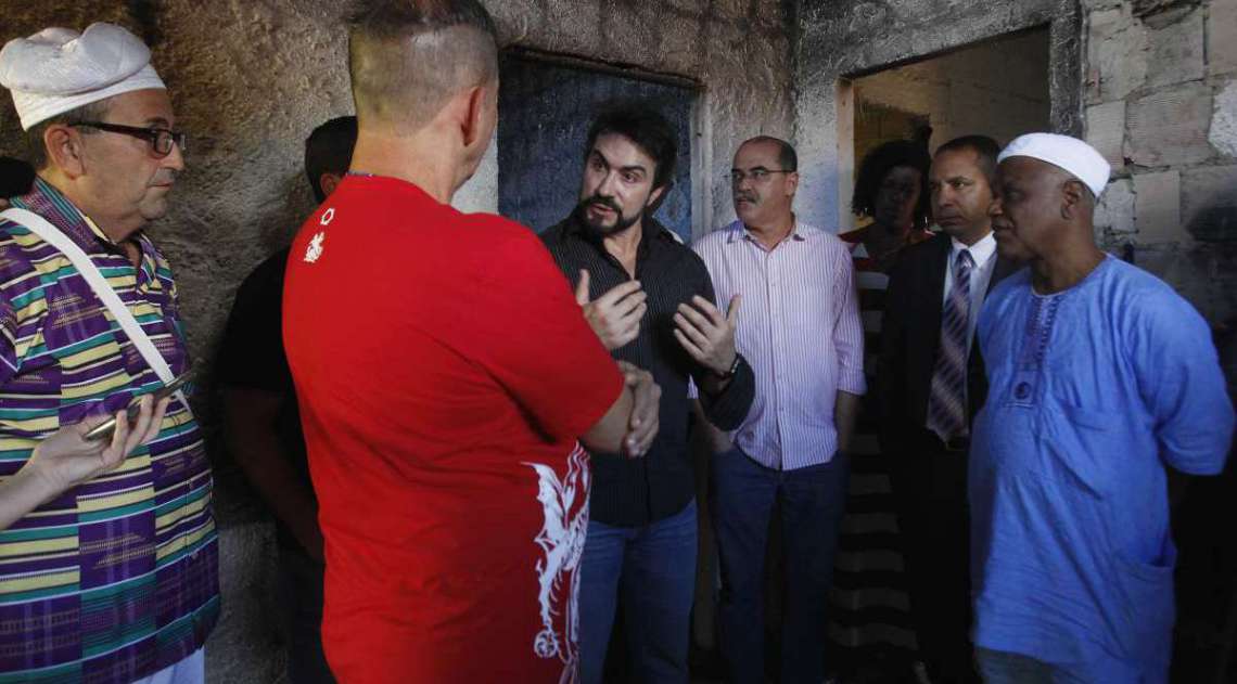 Apos um café da manhã reunidos em uma casa na Barra da Tijuca com representantes de vários seguimentos religiosos, Padre Fábio de Melo pede desculpas pelo comentário nas redes sociais zombando da religião Afro descendente, depois acompanhado do Ivani dos Santos visitou um centro que foi depredado em Cabuçú Nova Iguaçu e conversou com o dono do Terreiro  Sergio Malafaia  D´Ogum