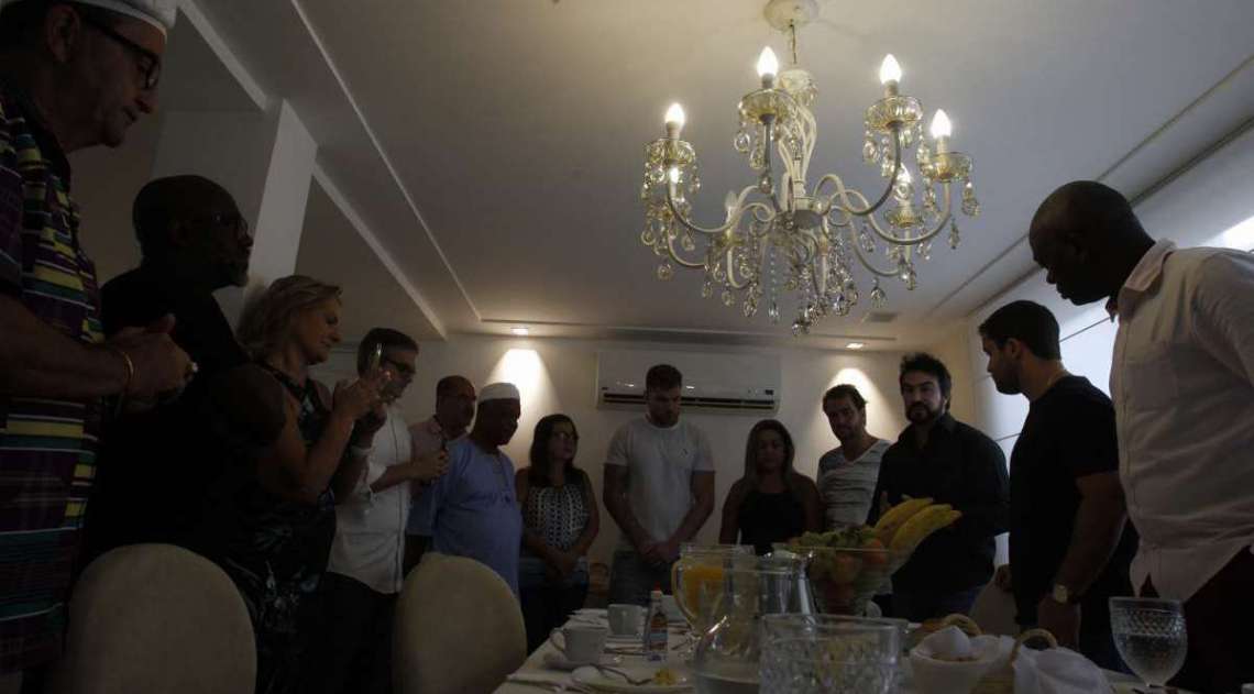 Apos um café da manhã reunidos em uma casa na Barra da Tijuca com representantes de vários seguimentos religiosos, Padre Fábio de Melo pede desculpas pelo comentário nas redes sociais zombando da religião Afro descendente, depois acompanhado do Ivani dos Santos visitou um centro que foi depredado em Cabuçú Nova Iguaçu e conversou com o dono do Terreiro  Sergio Malafaia  D´Ogum
