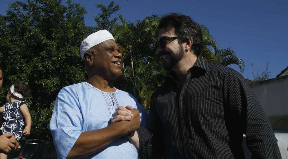 Apos um caf� da manh� reunidos em uma casa na Barra da Tijuca com representantes de v�rios seguimentos religiosos, Padre F�bio de Melo pede desculpas pelo coment�rio nas redes sociais zombando da religi�o Afro descendente, depois acompanhado do Ivani dos Santos visitou um centro que foi depredado em Cabu�� Nova Igua�u e conversou com o dono do Terreiro  Sergio Malafaia  DOgum