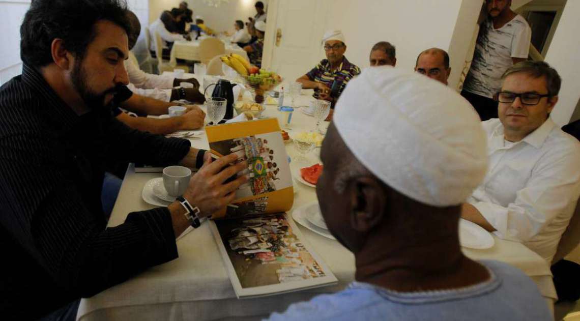 Apos um café da manhã reunidos em uma casa na Barra da Tijuca com representantes de vários seguimentos religiosos, Padre Fábio de Melo pede desculpas pelo comentário nas redes sociais zombando da religião Afro descendente, depois acompanhado do Ivani dos Santos visitou um centro que foi depredado em Cabuçú Nova Iguaçu e conversou com o dono do Terreiro  Sergio Malafaia  D´Ogum