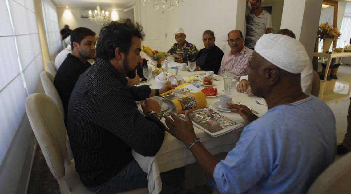 Apos um café da manhã reunidos em uma casa na Barra da Tijuca com representantes de vários seguimentos religiosos, Padre Fábio de Melo pede desculpas pelo comentário nas redes sociais zombando da religião Afro descendente, depois acompanhado do Ivani dos Santos visitou um centro que foi depredado em Cabuçú Nova Iguaçu e conversou com o dono do Terreiro  Sergio Malafaia  D´Ogum