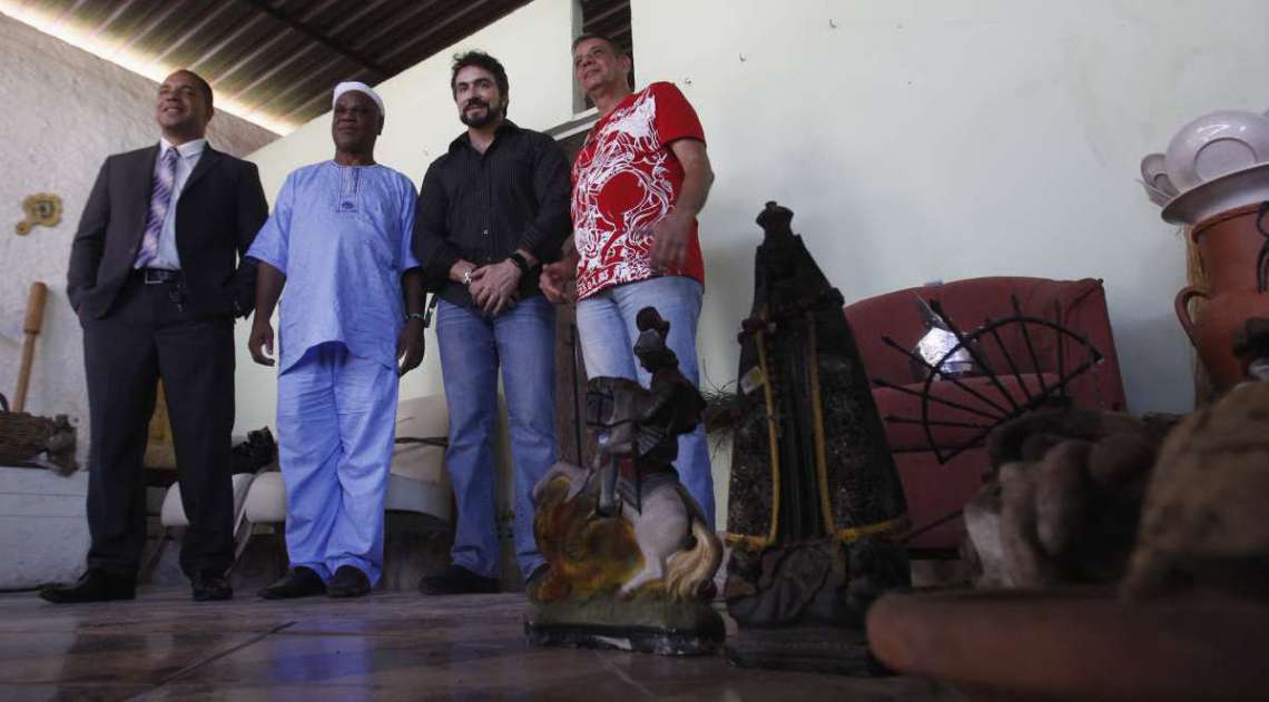 Apos um café da manhã reunidos em uma casa na Barra da Tijuca com representantes de vários seguimentos religiosos, Padre Fábio de Melo pede desculpas pelo comentário nas redes sociais zombando da religião Afro descendente, depois acompanhado do Ivani dos Santos visitou um centro que foi depredado em Cabuçú Nova Iguaçu e conversou com o dono do Terreiro  Sergio Malafaia  D´Ogum