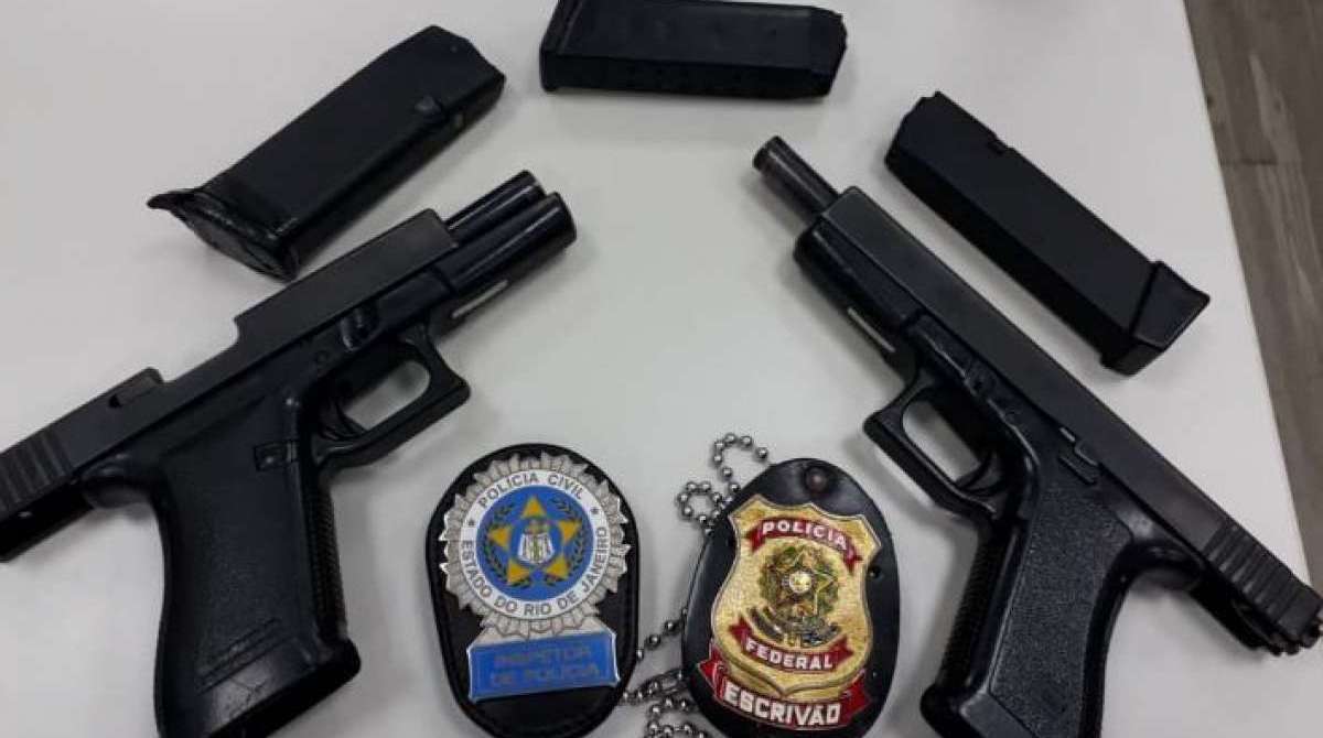 Pistolas encontradas com Lica