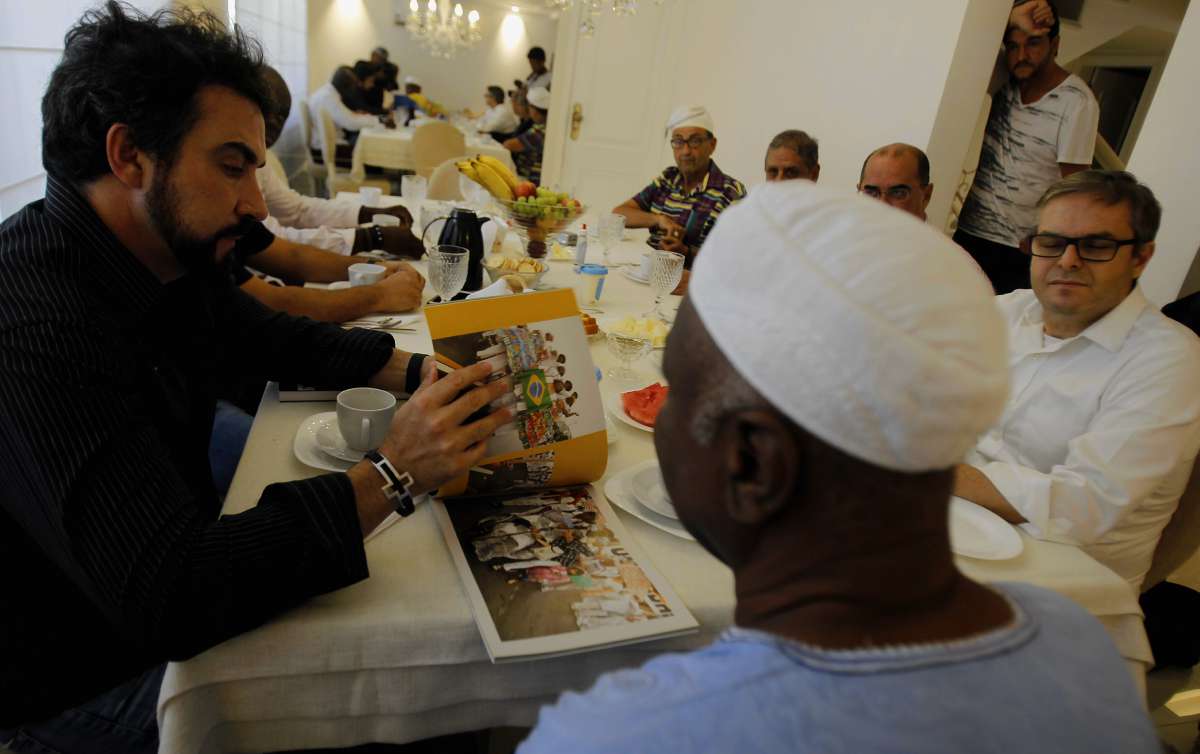Apos um café da manhã reunidos em uma casa na Barra da Tijuca com representantes de vários seguimentos religiosos, Padre Fábio de Melo pede desculpas pelo comentário nas redes sociais zombando da religião Afro descendente, depois acompanhado do Ivani dos Santos visitou um centro que foi depredado em Cabuçú Nova Iguaçu e conversou com o dono do Terreiro  Sergio Malafaia  D´Ogum