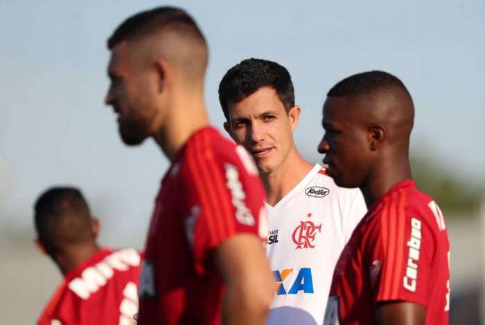 Mauricio Barbieri observa a movimenta��o de L�o Duarte e Vinicius Junior em treino no Ninho do Urubu