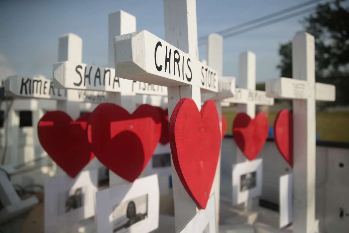 Cruzes formaram um memorial para as vítimas do tiroteio, no qual o estudante Dimitrios Pagourtzis, de 17 anos, entrou na escola com uma espingarda e uma pistola e abriu fogo - Scott Olson/ Getty Images North America / AFP