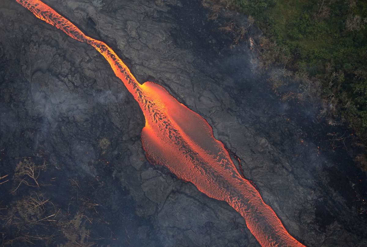 A lava de uma fissura do vulc&atilde;o Kilauea passa por &aacute;rvores derrubadas em dire&ccedil;&atilde;o ao Oceano Pac&iacute;fico, na Grande Ilha do Hava&iacute; - Mario Tama/Getty Images/AFP