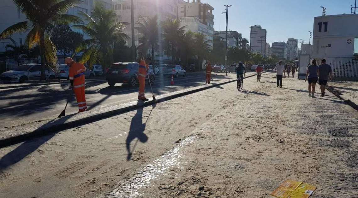 Ressaca fez areia parar no cal�ad�o da Praia do Leblon, na Zona Sul do Rio