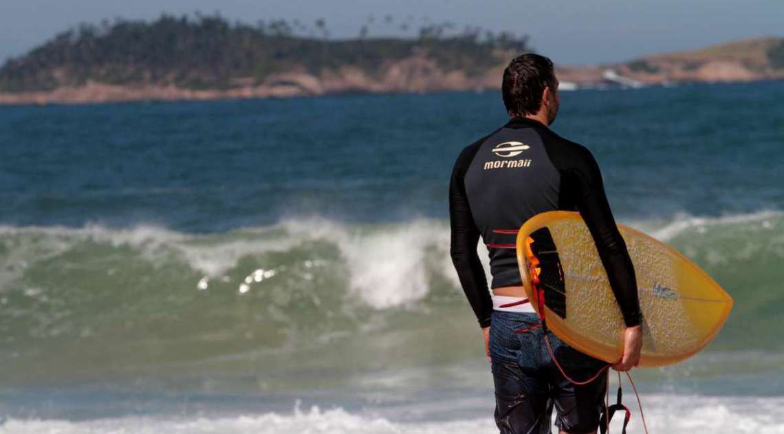 Surfista observa as ondas durante a ressaca na Praia do Leblon