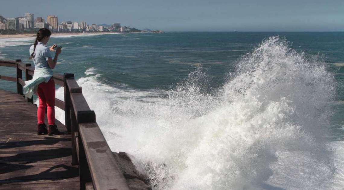 21/05/2018 - CIDADE - Ressaca na Praia do Leblon. Foto: Fernanda Dias / Ag�ncia O Dia.