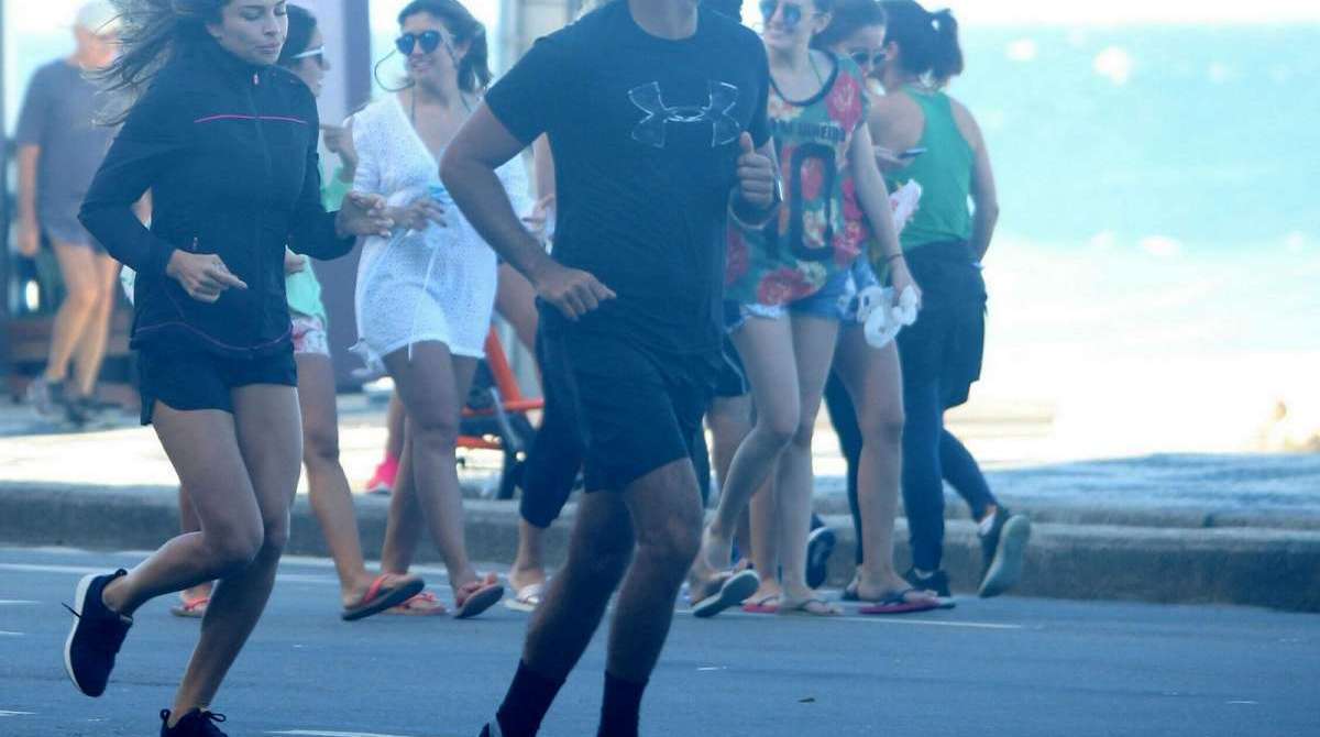 Grazi Massafera e o namorado, Patrick Bulus, correm na orla do Rio