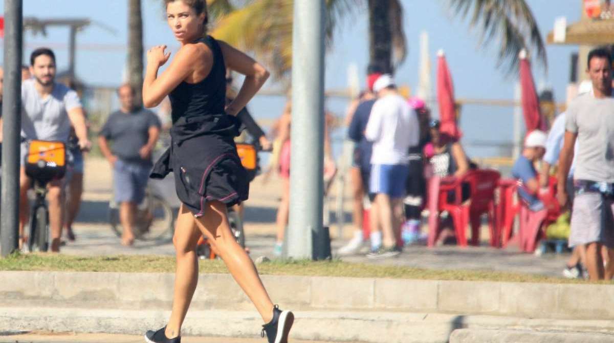 Grazi Massafera e o namorado, Patrick Bulus, correm na orla do Rio