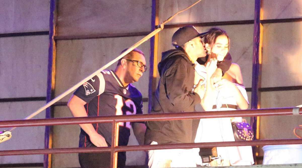 Neymar e Bruna Marquezine assistem ao show de Thiaguinho no evento 'Tardezinha', na Zona Sul do Rio