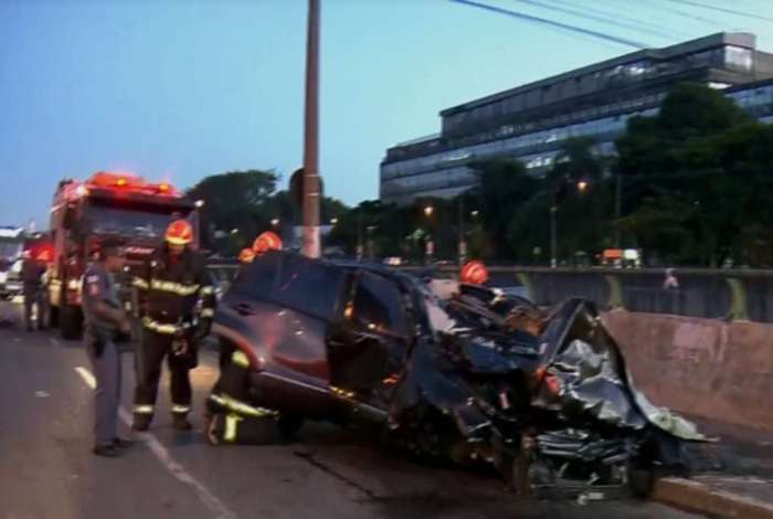 Bombeiros retiraram carro que caiu no Rio Tamanduate�, na regi�o central de S�o Paulo