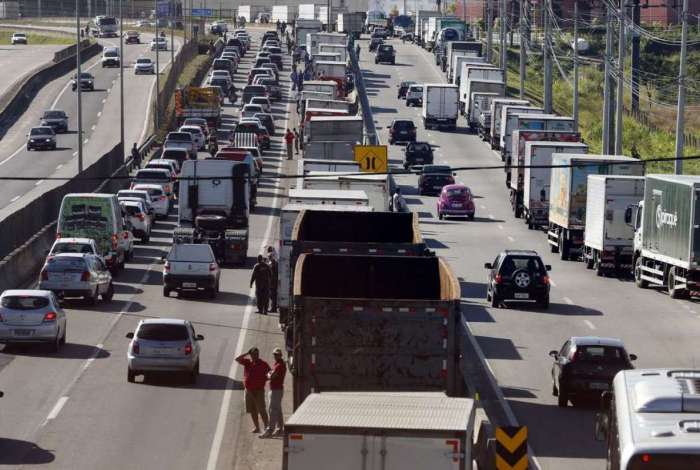 Caminhoneiros fazem paraliza��o na BR 101, Niter�i-Manilha, na altura de Itabora�, no Rio de Janeiro