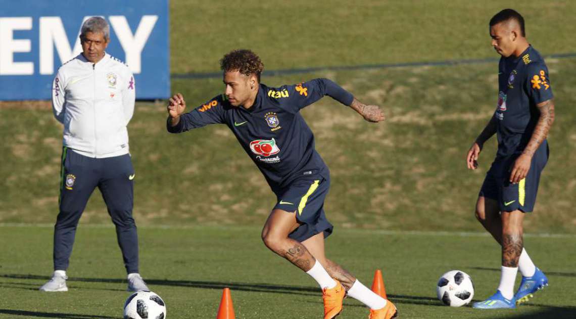 Recuperado de cirurgia no p� direito, Neymar fez seu primeiro trabalho no gramado em Teres�polis