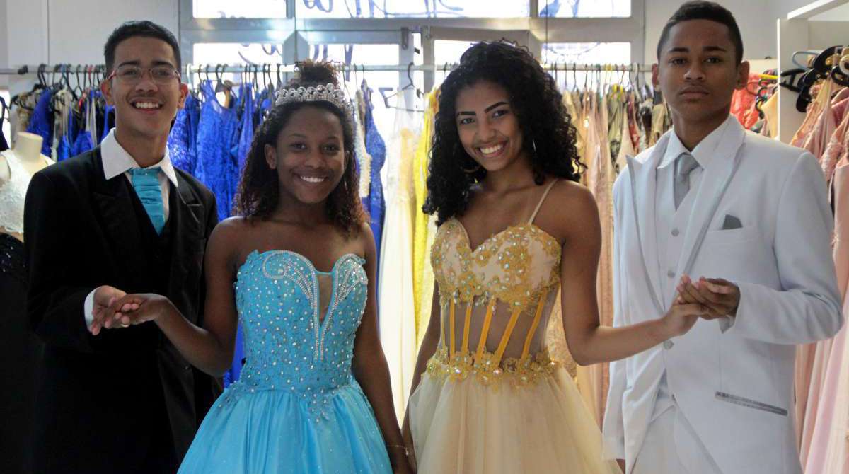 22/05/2018 - Baixada. Loja Bárbara Noivas em Caxias. Na foto: Vinícius Silva, Anna Beatriz (azul), Raphaela de Lima ( dourado), Ailton Calixto.Foto: Fernanda Dias / Agência O Dia.
