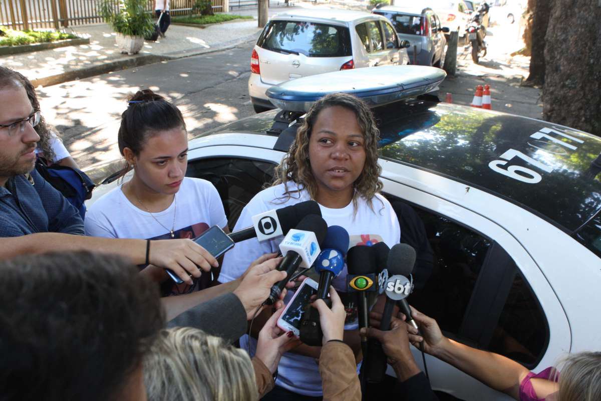 Foram presos os homens que participaram da morte de uma jovem na Ilha do Governador para roubar um celular.A namorada e a mãe da jovem assassinada..Estefan Radovicz / Agência O Dia
Byline