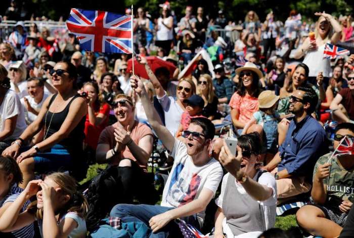 Simpatizantes assistem a cerimnia de casamento do prncipe Harry da Gr-Bretanha, duque de Sussex, e Meghan Markle por uma telo em Windsor