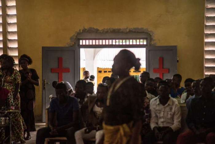 Fiis participam de uma missa de Pentecostes na Igreja de Cristo, em Mbandaka, noroeste da Repblica Democrtica do Congo, onde 45 casos de vrus Ebola foram registrados