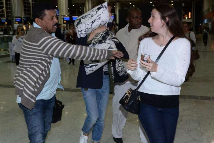 Gisele B�ndchen se escondeu atr�s de travesseiro ao desembarcar em aeroporto de S�o Paulo