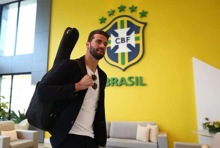 O goleiro Alisson chegou com um violão à Granja Comary