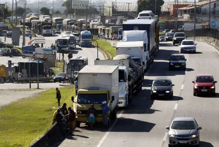 Insatisfeitos, os caminhoneiros prometem manter a paralisa��o 