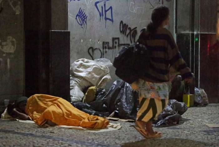 Nas madrugadas, moradores de rua improvisam lonas e len��is sob as marquises do Centro para amenizar o frio. Rio teve a temperatura mais baixa do ano ontem, com 10,6 graus