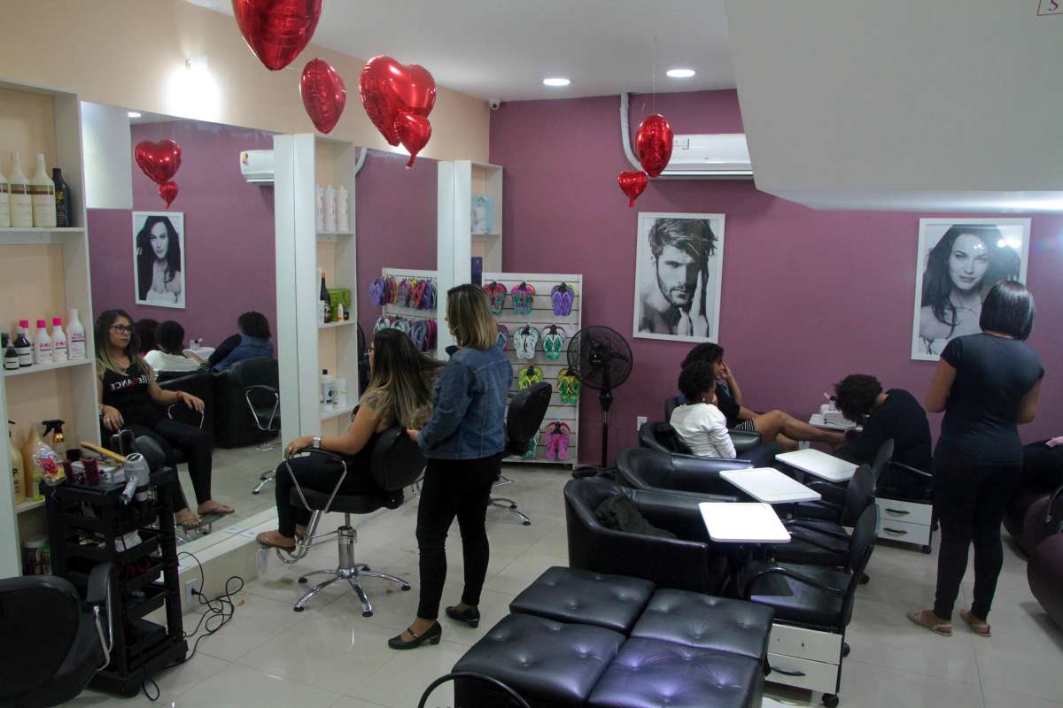 22/05/2018 - Baixada. Salão de Beleza New Ellegance em Caxias.Foto: Fernanda Dias / Agência O Dia.