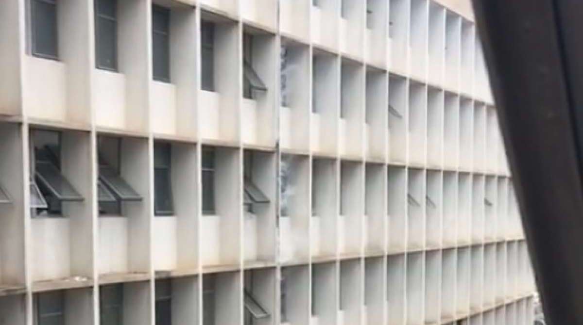 Fumaça causada por incêndio é vista saindo por janela de Hospital do Fundão