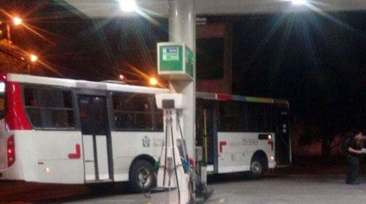 Ônibus da viação Coesa, em posto de São Gonçalo