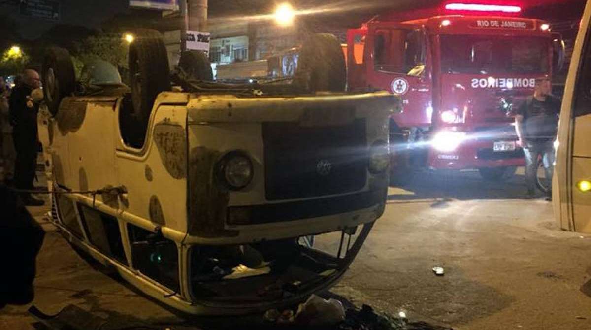 Kombi fica de cabeça para baixo