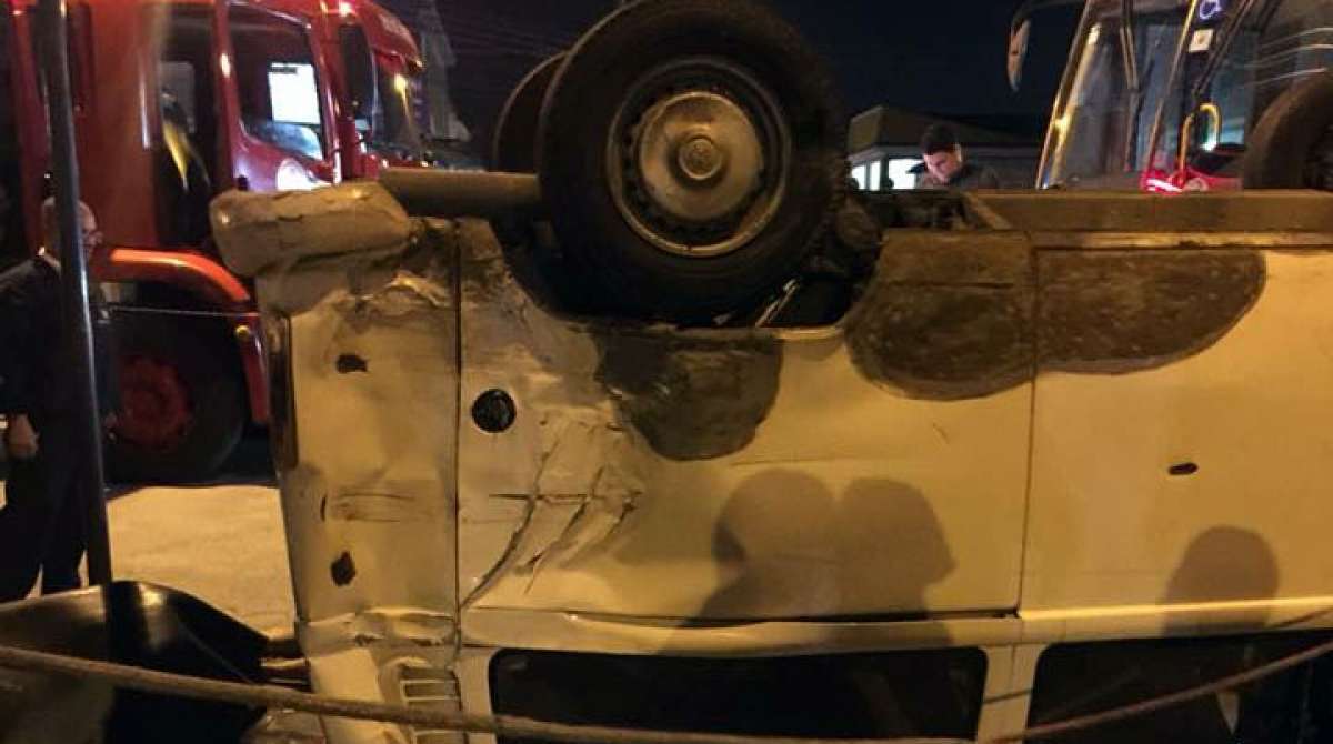 Kombi fica de cabeça para baixo