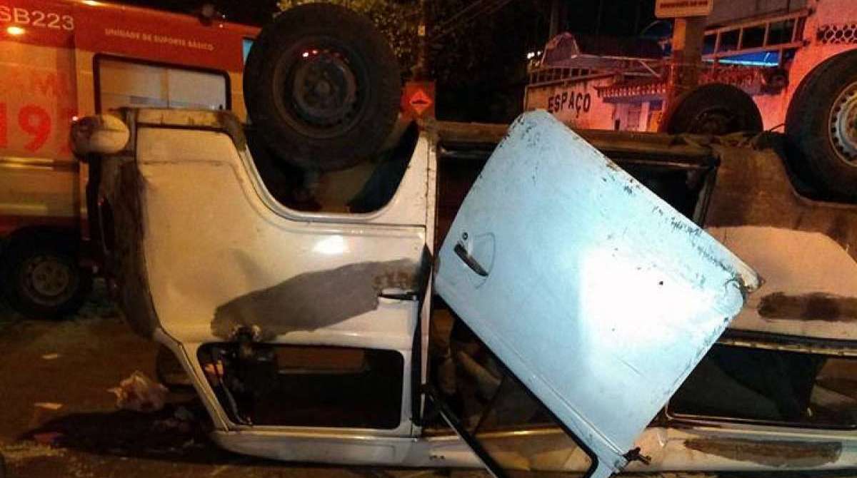 Kombi fica de cabeça para baixo