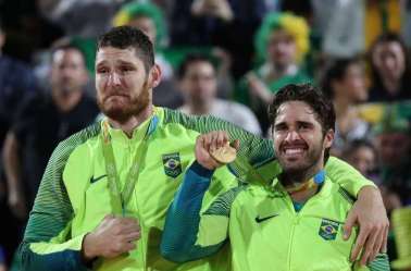 Campeão olímpico no Rio, Bruno Schmidt anuncia aposentadoria do vôlei de praia
