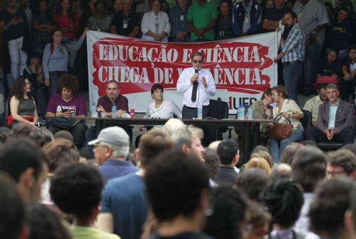 Ato de alunos e professores da UFRJ também foi realizado em frente ao Centro de Ciências da Saúde, onde foram registrados os últimos casos de violência na Cidade Universitária