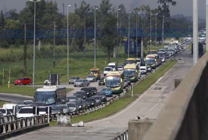 Caminhoneiros protestam na rodovia BR-040, em Duque de Caxias, no Rio. 