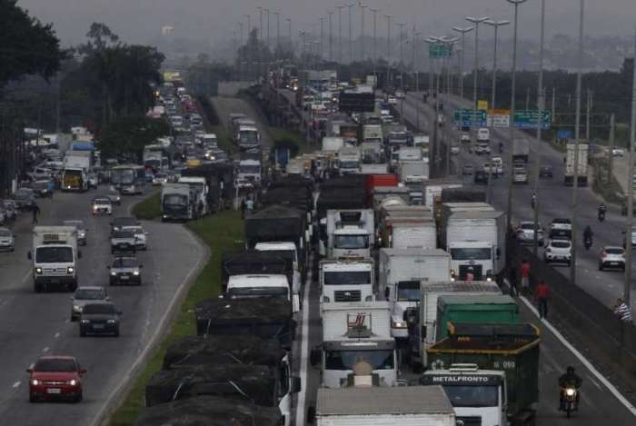 Caminhoneiros protestamna rodovia BR-040, em Duque de Caxias, no Rio.