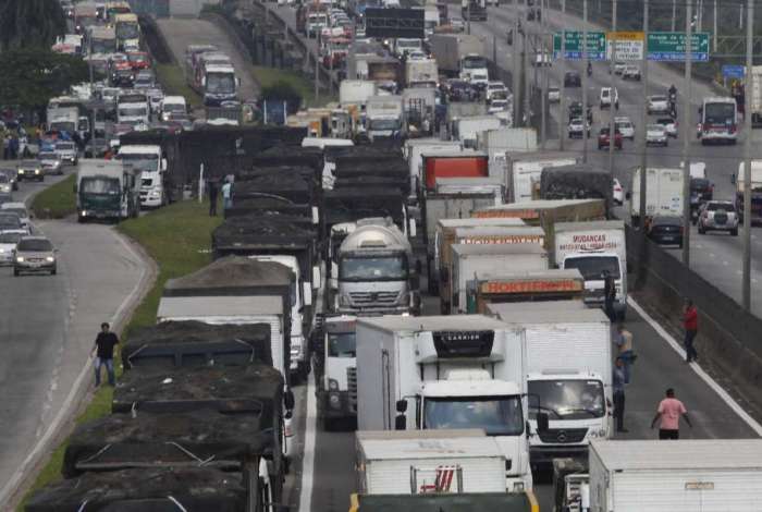 Caminhoneiros fecham as pistas da Rodovia Washington Luiz, em Caxias: categoria negou pedido de Temer para suspender a paralisa��o