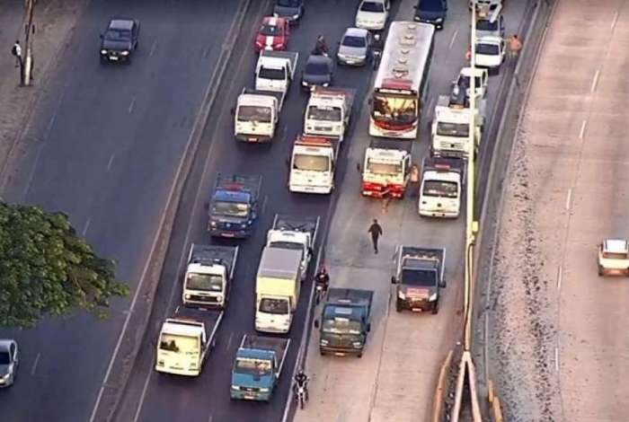 Caminh�es fazem protesto na Avenida Brasil