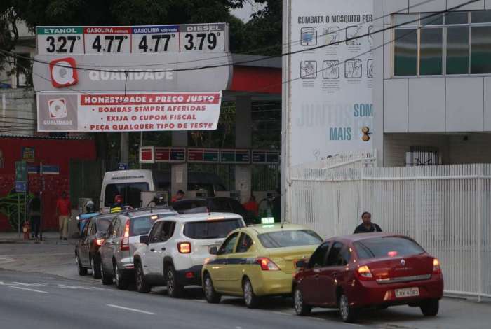 Na Tijuca, motoristas enfrentaram longas filas para abastecer em posto de combust�vel ontem � tarde