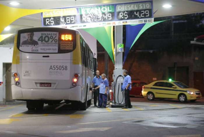 Sem combustíveis nas garagens, algumas empresas de ônibus tiveram de abastecer em postos que ainda tinham diesel