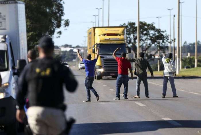 A Associação Brasileira de Caminhoneiros convocou paralisação geral nacional a partir desta segunda-feira 