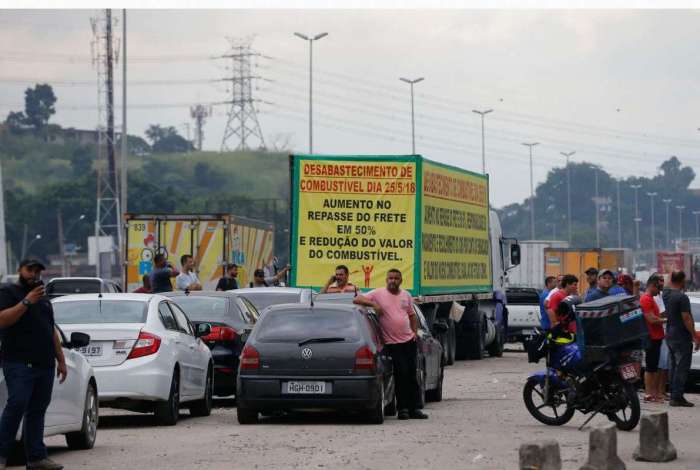 Caminhoneiros protestam contra eleva��o no pre�o do diesel na rodovia BR-040, em Duque de Caxias, no Rio