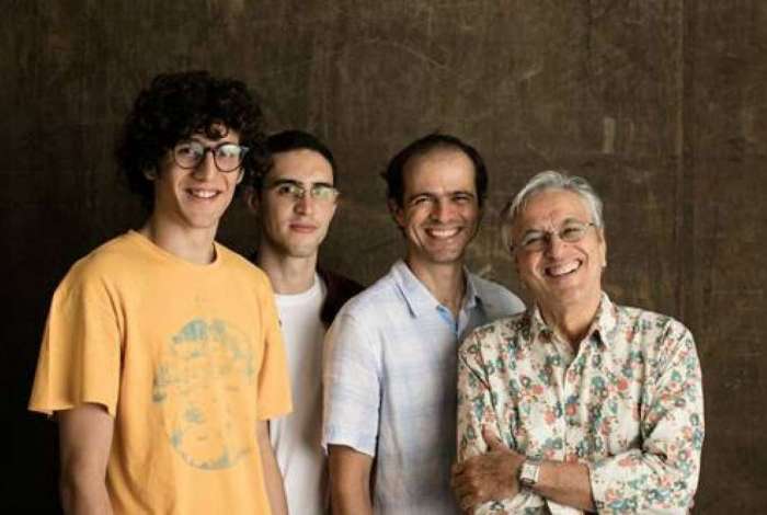 Tom (E), Zeca e Moreno com o pai, Caetano Veloso: projeto musical em famlia vira CD e DVD 'Ofertrio'