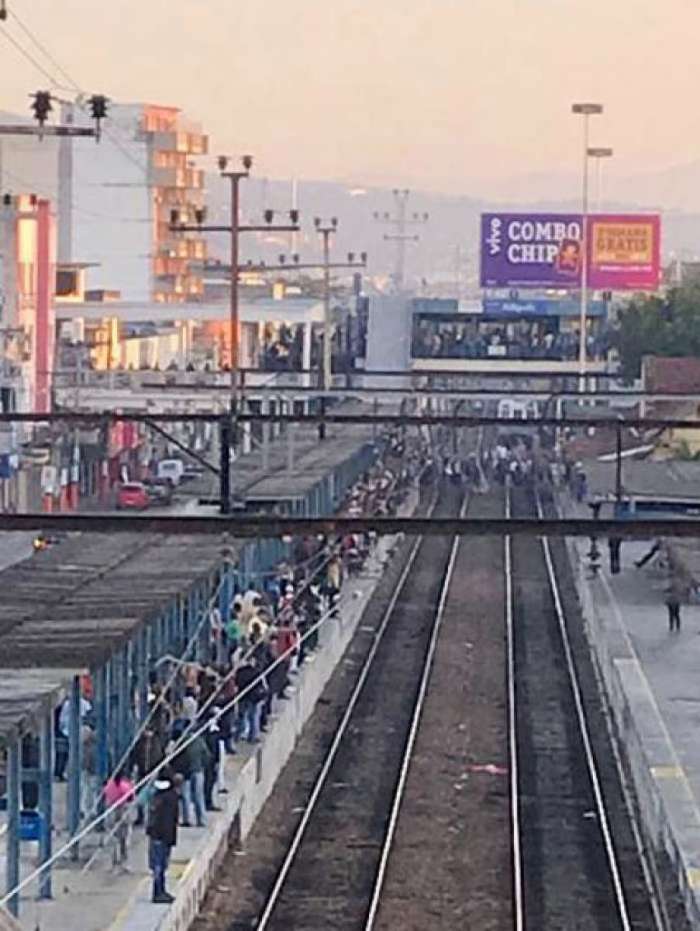 Passageiros s�o obrigados a andarem a p� por causa de trem quebrado