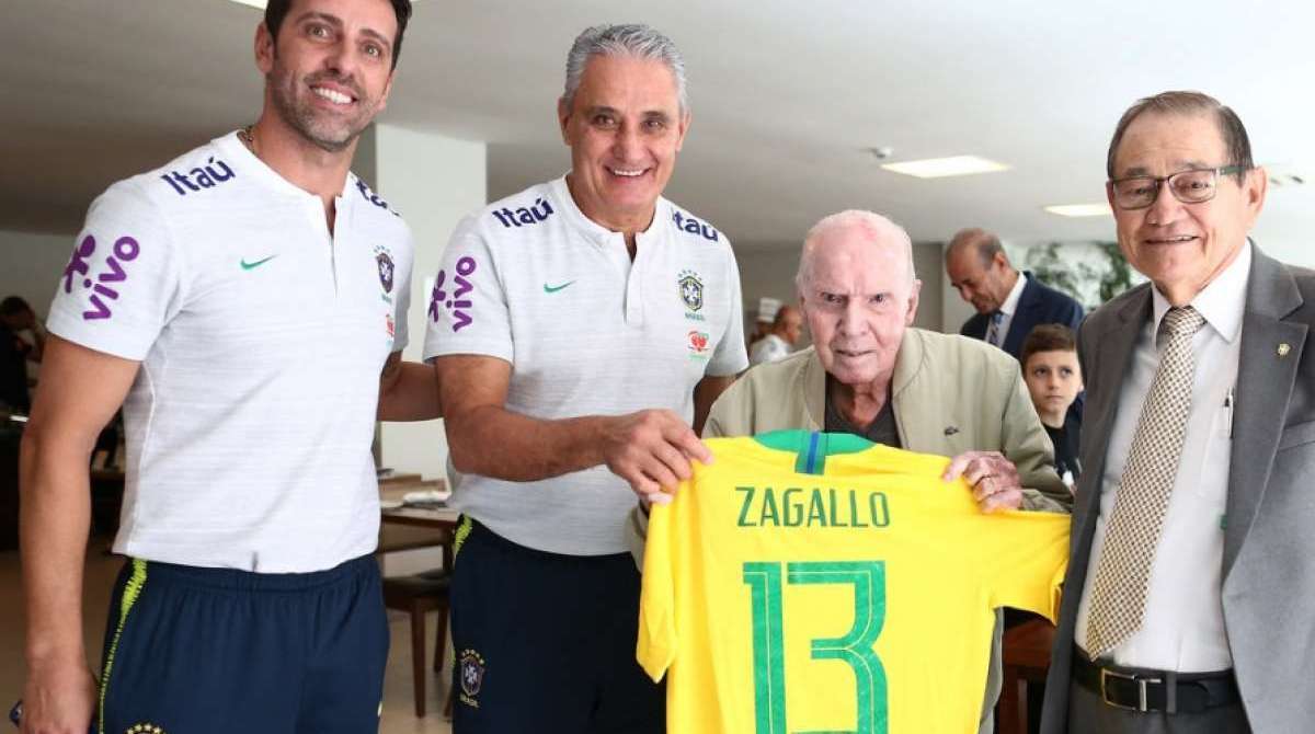 Zagallo ao lado da comissão técnica brasileira