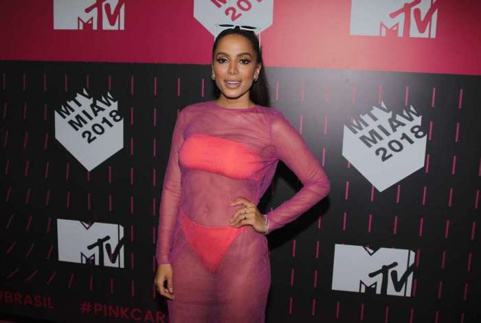 Anitta aparece com look muito malandra no Pink Carpet do MTV MIAW